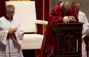 Papst Franziskus kniet im Gebet bei der Karfreitagsliturgie im Petersdom am 30. März 2018 / CNA Deutsch / Daniel Ibanez