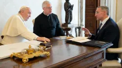 Papst Franziskus und Supreme Knight Patrick Kelly der Kolumbus-Ritter am 11. April 2022. / Vatican Media