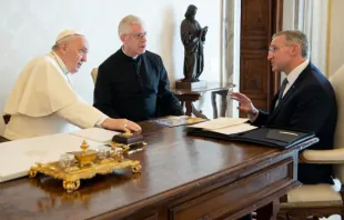 Papst Franziskus und Supreme Knight Patrick Kelly der Kolumbus-Ritter am 11. April 2022. / Vatican Media