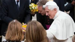 Papst Benedikt XVI. bei der Begegnung mit tausenden Schulkindern an der Hochschule im Jahr 2010.  / St. Mary's University Twickenham London