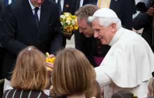 Papst Benedikt XVI. bei der Begegnung mit tausenden Schulkindern an der Hochschule im Jahr 2010.  / St. Mary's University Twickenham London