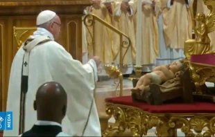Der Papst und das Jesuskind in der Christmette / Screenshot / Vatican Media