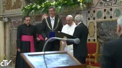 Papst Franziskus bei der Verleihung des Internationalen Karlspreises zu Aachen am 6. Mai 2016. / CTV via YouTube (Screenshot)