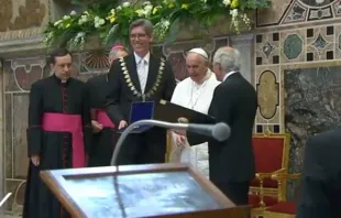 Papst Franziskus bei der Verleihung des Internationalen Karlspreises zu Aachen am 6. Mai 2016. / CTV via YouTube (Screenshot)