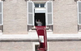 Papst Franziskus beim Regina Coeli, dem Gebet, das in der Osterzeit den Engel des Herrn ablöst.  / CNA/Alexey Gotovskiy