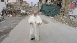 Papst Franziskus beim Besuch des Erdbeben-Gebiets in Italien am 17. Juli 2016. / CNA / L'Osservatore Romano