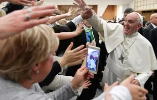 Freudige Begrüßung: Papst Franziskus bei der Ankunft in der Audienzhalle / Vatican Media