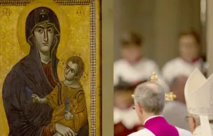 Papst Franziskus inzensiert – beweihräuchert – die Ikone Salus Populi Romani.  / CNA / Daniel Ibanez
