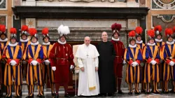 Papst Franziskus mit den neuen Rekruten für die Schweizergarde im Jahr 2024. / Vatican Media