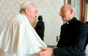 Papst Franziskus mit Prälat Fernando Ocáriz am 28. November 2022 / Vatican Media