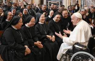 Papst Franziskus mit Ordensleuten / Vatican Media