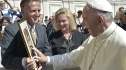 Papst Franziskus mit dem Portrait von Mutter Angelica, EWTN-Intendant Martin Rothweiler und Redakteurin Christina Blumrath. / L'Osservatore Romano