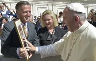 Papst Franziskus mit dem Portrait von Mutter Angelica, EWTN-Intendant Martin Rothweiler und Redakteurin Christina Blumrath. / L'Osservatore Romano