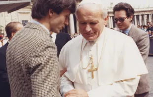 Papst Johannes Paul II. mit Martin Rothweiler im Jahr 1983. / EWTN / Vatican Media