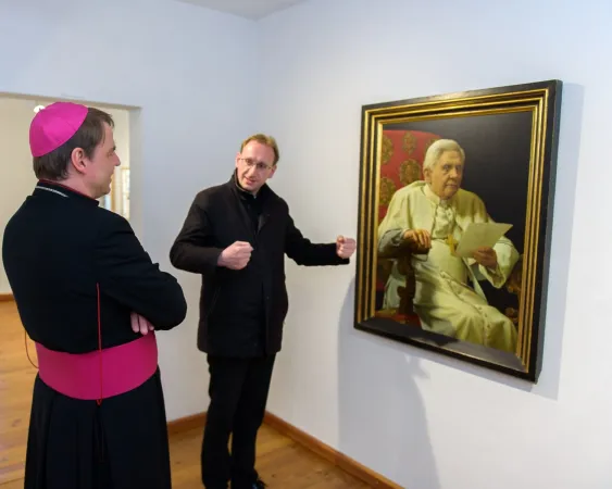 Bischof Stefan Oster mit dem theologischen Leiter des Geburtshauses von Benedikt XVI., Dr. Franz Haringer, am 17. April 2022 in Marktl am Inn