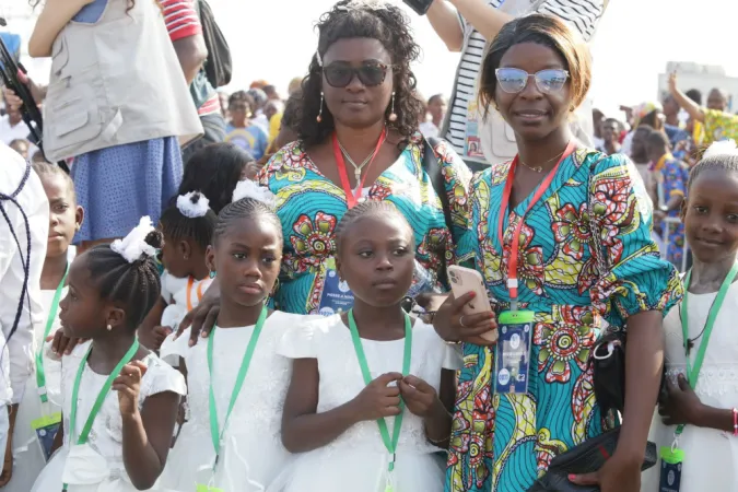 Gläubige bei der Papstmesse in Kinshasa in der Demokratischen Republik Kongo am 1. Februar 2023