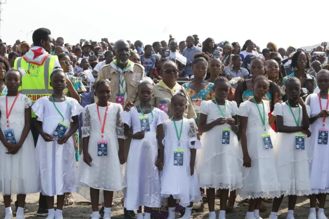 Gläubige bei der Papstmesse in Kinshasa in der Demokratischen Republik Kongo am 1. Februar 2023