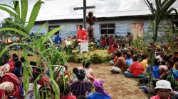 Heilige Messe unter freiem Himmel auf Papua-Neuguinea / Kirche in Not