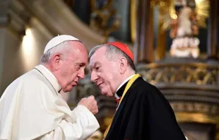 Papst Franziskus spricht mit Kardinalstaatssekretär Pietro Parolin beim Besuch der Kathedrale von Lima am 21. Januar 2018 / Vincenzo Pinto AFP via Getty