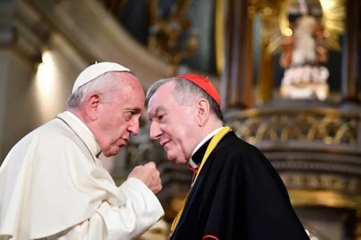 Papst Franziskus spricht mit Kardinalstaatssekretär Pietro Parolin beim Besuch der Kathedrale von Lima am 21. Januar 2018 / Vincenzo Pinto AFP via Getty