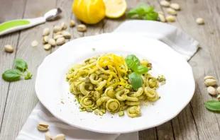 Klassiker für die Karwoche: Nudeln mit Bärlauchpaste oder einem anderen Pesto. In vielen Familien wird am Gründonnerstag ein grünes Gericht gegessen / Bernadette Wurzinger / Pixabay (CC0)