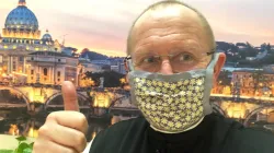 Pater Karl Wallner OCist während der Corona-Pandemie mit Schutzmaske. / privat
