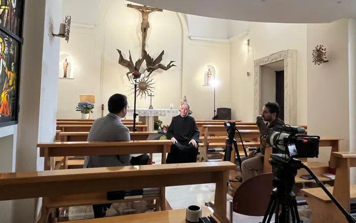 Der Kaplan der Schweizergarde, Pater Kolumban Reichlin (Mitte), im Interview mit EWTN News.