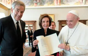 Paul und Nancy Pelosi bei ihrer Begegnung mit Papst Franziskus am 9. Oktober 2021 / Vatican Media 