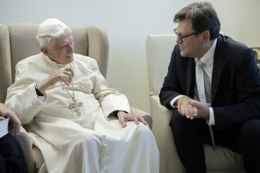 Peter Seewald präsentiert dem emeritierten Papst die Biographie über Papst Benedikt XVI. / privat