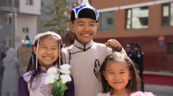 Schulkinder in Landestracht bei der Ankunft von Papst Franziskus in der Mongolei am 1. September 2023 / Colm Flynn/EWTN News