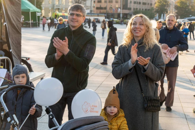Kristina Zamarytė-Sakavičienė mit ihrem Ehemann und zwei Kindern beim Marsch für das Leben in Vilnius