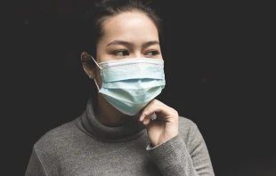 Person mit Schutzmaske (Illustration) / Michael Amadeus / Unsplah (CC0) 