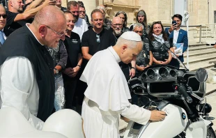 Papst Leo XIV. signiert am 3. September 2025 ein BMW-Motorrad, das ihn von der Gruppe "Jesus-Biker" im Rahmen der Generalaudienz überreicht wurde. / Rudolf Gehrig / CNA Deutsch