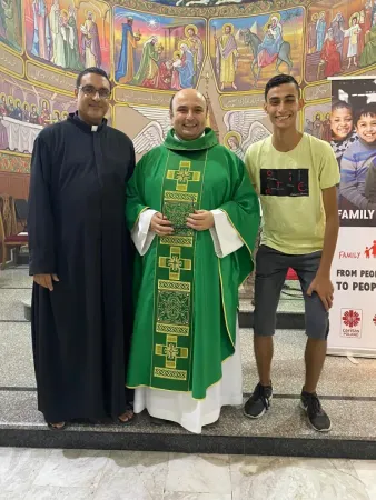 Der Pfarrer von Gaza, Pater Gabriel Romanelli, in der Mitte. Links sein Vikar, Pater Iusuf Asad, rechts Suhail Shadi Abu Dawod. Das Foto wurde im Sommer 2023 in der lateinischen Kirche der Heiligen Familie in Gaza-Stadt aufgenommen. Die Pfarrei ist den Priestern des Instituts des inkarnierten Wortes anvertraut.