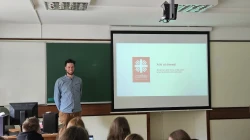 Simon Schwarz mit Studenten / Caritas in Litauen