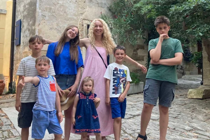 Kristina Zamarytė-Sakavičienė mit ihren sechs Kindern