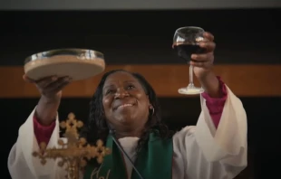 Eine "geweihte Priesterin" aus der Arte-Doku. / Screenshot von YouTube