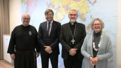 Patriarch Pierbattista Kardinal Pizzaballa mit der Führungsspitze von „Kirche in Not“ (ACN) bei seinem Besuch in der Zentrale des Hilfswerks in Königstein im Taunus, v.l.: Kirchlicher Assistent Pater Anton Lässer, Generalsekretär Philipp Ozores und Geschäftsführende Präsidentin Regina Lynch / Kirche in Not