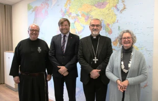 Patriarch Pierbattista Kardinal Pizzaballa mit der Führungsspitze von „Kirche in Not“ (ACN) bei seinem Besuch in der Zentrale des Hilfswerks in Königstein im Taunus, v.l.: Kirchlicher Assistent Pater Anton Lässer, Generalsekretär Philipp Ozores und Geschäftsführende Präsidentin Regina Lynch / Kirche in Not