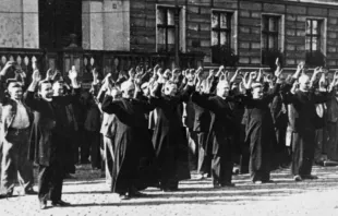 Festnahme katholischer Priester und Zivilisten durch die Nazis in Bydgoszcz, Polen, im September 1939. / (CC0) 