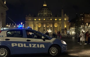 Polizeiauto vor dem Petersdom. / Rudolf Gehrig / CNA Deutsch