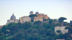 Papstpalast mit den Domen der Sternwarte in Castelgandolfo / Wikimedia / H. Raab (CC BY-SA 4.0)