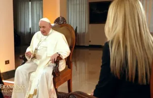 Papst Franziskus bei seinem Auftritt in der Sendung "Papst Franziskus und die unsichtbaren Menschen" des italienischen TV-Kanals TG5, ausgestrahlt am 19. Dezember 2021 / Screenshot