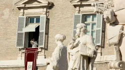 Papst Franziskus sprach das Angelusgebet zu Allerheiligen von einem Fenster des Apostolischen Palastes hoch über dem Petersplatz.  / Daniel Ibáñez / ​CNA Deutsch 