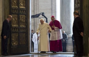 Papst emeritus Benedikt XVI. durchschreitet, gestützt von Erzbischof Georg Gänswein, die Heilige Pforte des Petersdoms am 8. Dezember 2015. / L'Osservatore Romano