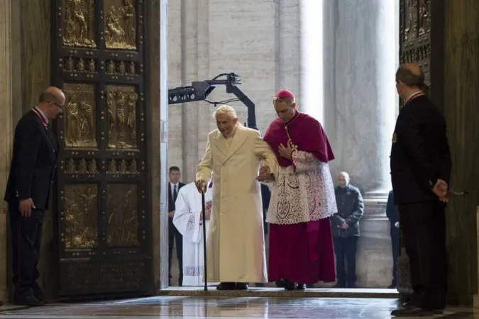 Papst emeritus Benedikt XVI. durchschreitet, gestützt von Erzbischof Georg Gänswein, die Heilige Pforte des Petersdoms am 8. Dezember 2015.