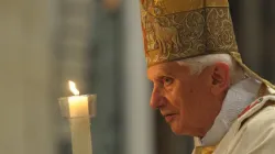 Benedikt XVI. hält eine Osterkerze in der Feier der Osternacht im Petersdom am 7. April 2012. / L'Osservatore Romano  