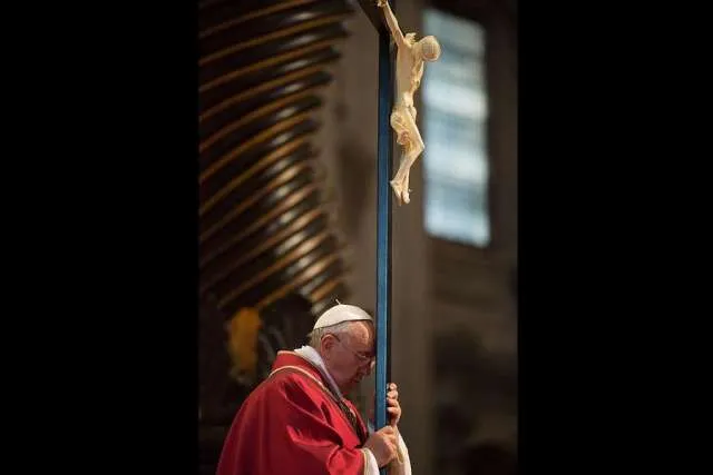 Papst Franziskus beim Gebet der Karfreitagsliturgie am 3. April 2015. 