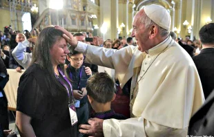 Wenn Wort und Tat zusammenkommen: Papst Franziskus segnet eine Frau nach seinem Gebet vor den Reliquien der Heiligen Perus in der Kathedrale von Lima am 21. Januar 2018. /  Vatican Media / CNA 