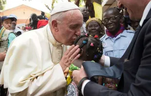 Papst Franziskus küsst ein Kind in einem Flüchtlingslager in Bangui (Zentralafrikanische Republik) am 29. November 2015 / L'Osservatore Romano